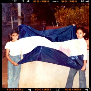 Claudia y yo en un acto sandinista en Colonial Los Robles. 1980 o1981