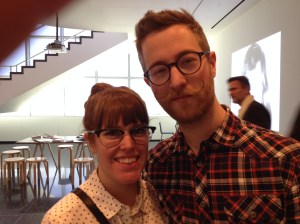 Visitantes al museo MOMA en New York. Ambos trabajan en un circo. A ella le gusta mucho el look de él. Fotografía del 2014