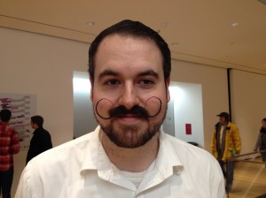 Mesero en el restaurante del Museo MOMA en New York. Se deja el bigote porque le gusta. Fotografía del 2014.