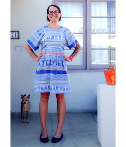 La bloguera Lisa Congdon con un traje modelo vintage adaptado por ella misma.