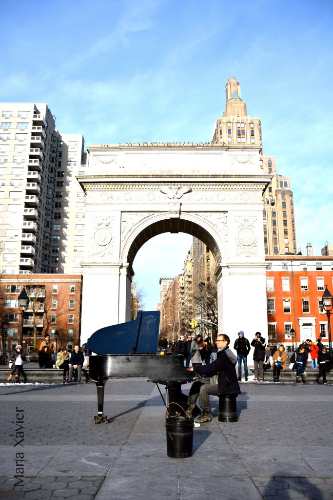 Había escuchado leyendas de pianistas que tocan en vías públicas y cuando vi a este me quedé alucinada. El piano y su ejecutor se me antojan glamorosos y creo que las notas musicales despejan hasta la nariz. El toca esperando el dinero de los caminantes que se detienen por minutos a escucharlo. Esto fue en  Washington Square Park en Greenwich Village NY. Al fondo se ve el arco que sale en la película When Harry Met Sally, cuando Billy Crystal (Harry) se despide de Meg Rayan (Sally)  