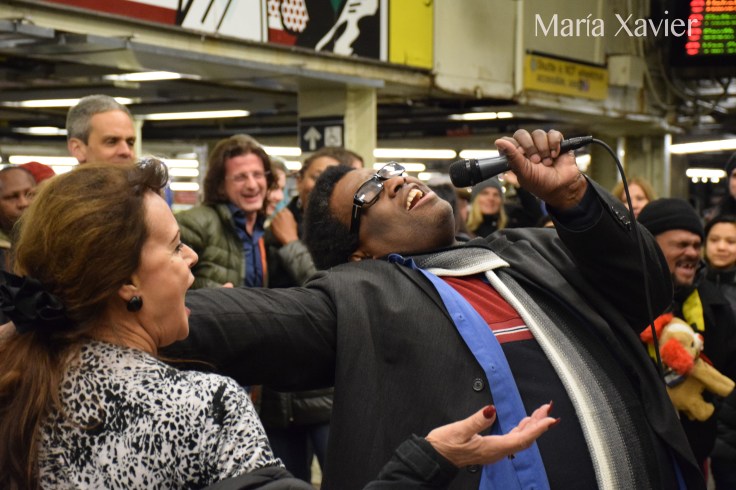 En este momento él le dio un beso a ella. Ella solo se le acercó a saludarlo después de bailar 
