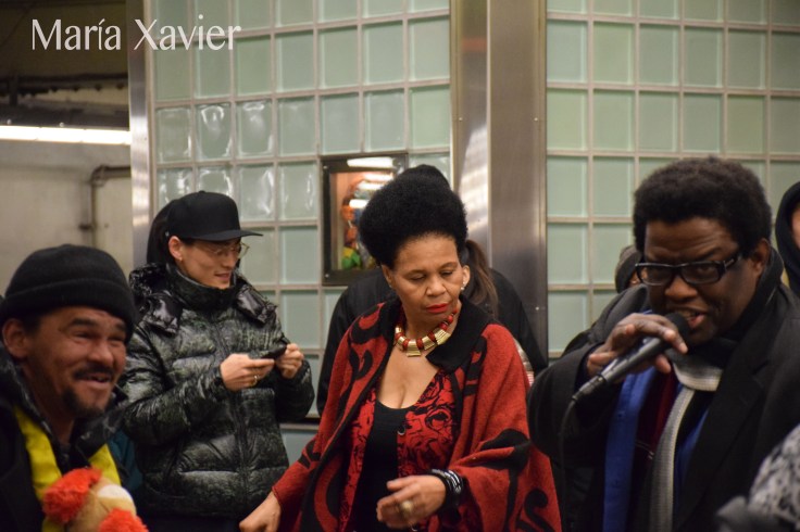 Ella bailaba un tema tras otro como si estuviese en su sala privada con una copa en la mano. Me vio filmando y me hizo ademán de no grabarla pero no dejaba de pasar frente a la cámara!