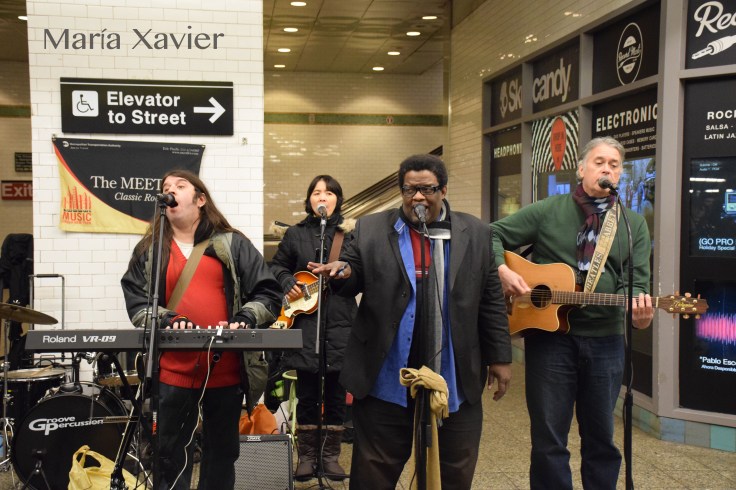 Les presento a THE MEETLESS, la banda que esa noche tocaba en la estación del metro que para en Time Square. Tocaba temas populares como Hotel California y varias de los Beatles. 